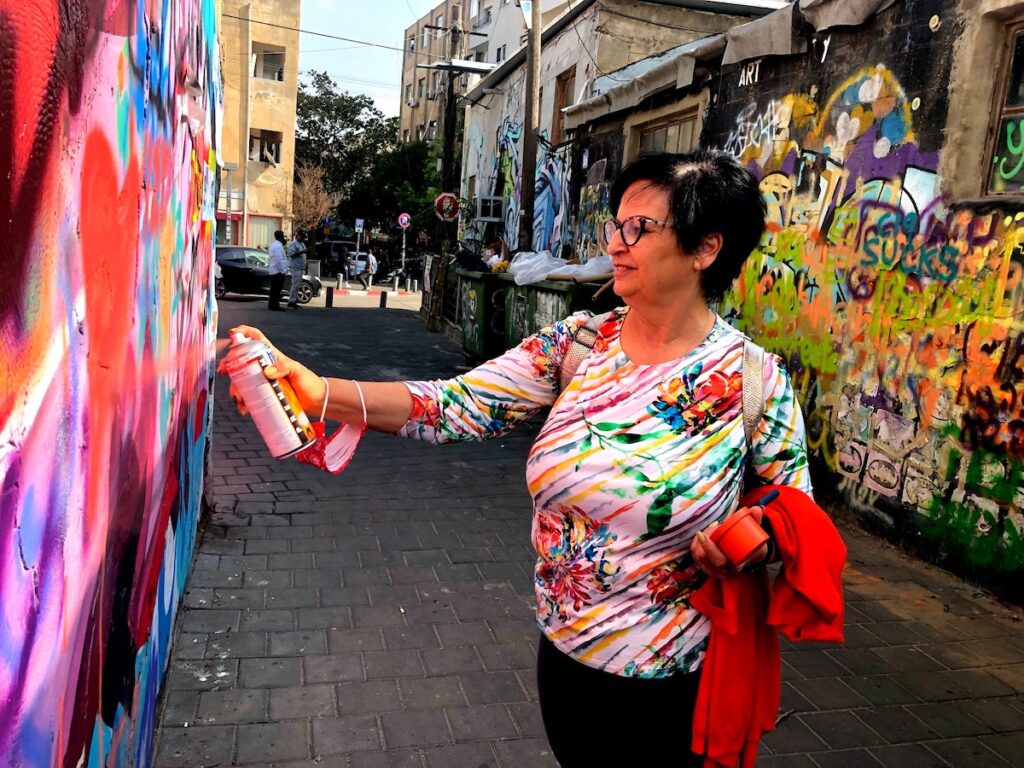 A tourist on a Tel Aviv graffiti tour